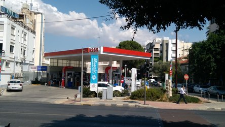 Автозаправка "Esso" в Никосии