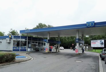 EuroOil fuel station with a car wash in Hradec Kralove