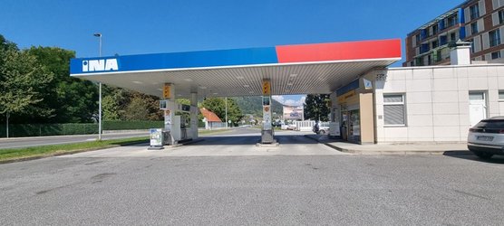 Удобная заправка на бензоколонках INA в Словении