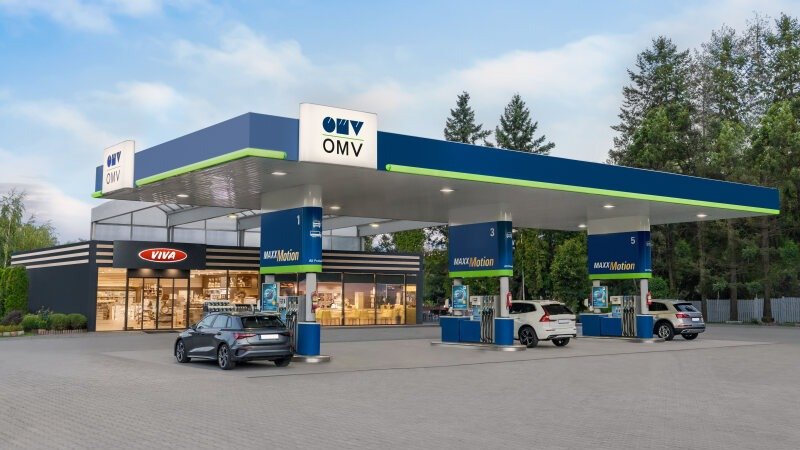 Заправочная станция в Австрии с топливными колонками и магазином удобств