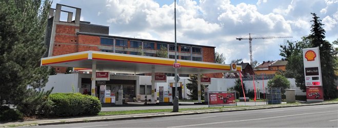 Exterior view of Shell fuel station in Prague