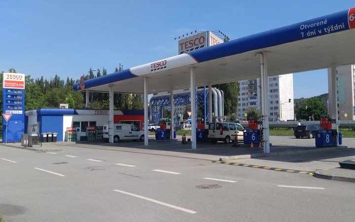 Заправка на бензоколонке Tesco в Словакии