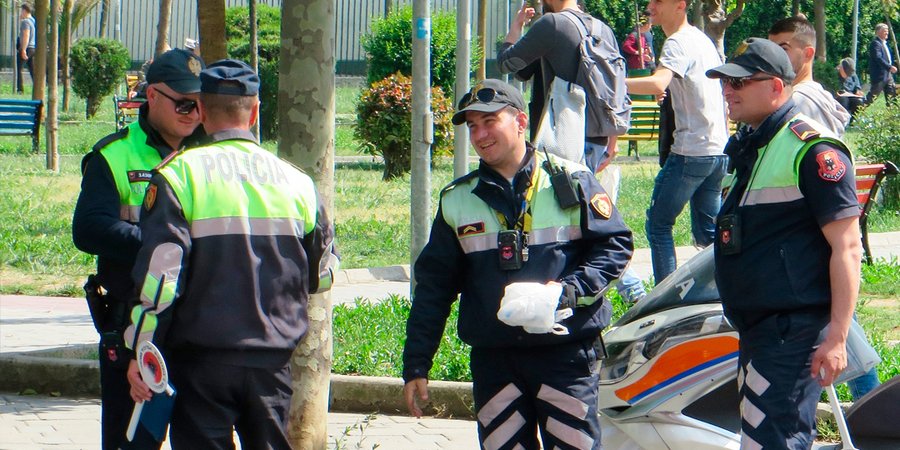 Сотрудники дорожной полиции Албании на посту