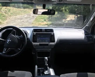 Toyota Land Cruiser 200 – автомобиль категории Премиум, Люкс, Внедорожник напрокат в Грузии ✓ Депозит 200 GEL ✓ Страхование: ОСАГО, КАСКО, Супер КАСКО, Пассажиры, От угона.