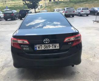 Toyota Camry – автомобиль категории Комфорт, Премиум напрокат в Грузии ✓ Депозит 200 GEL ✓ Страхование: ОСАГО, КАСКО, Супер КАСКО, Пассажиры, От угона.
