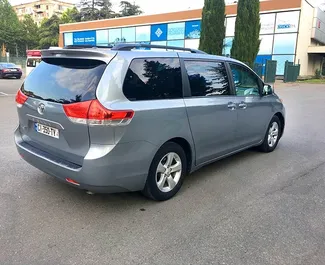 Арендуйте Toyota Sienna 2015 в Грузии. Топливо: Бензин. Мощность: 172 л.с. ➤ Стоимость от 180 GEL в сутки.