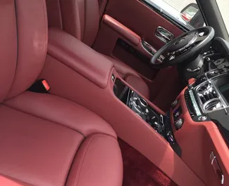 Rolls-Royce Ghost – автомобиль категории Премиум, Люкс напрокат в ОАЭ ✓ Депозит 15000 AED ✓ Страхование: ОСАГО, КАСКО.