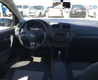 Арендуйте Volkswagen Polo Sedan 2015 в Крыму. Топливо: Бензин. Мощность: 105 л.с. ➤ Стоимость от 2200 RUB в сутки.