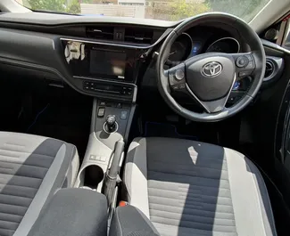 Арендуйте Toyota Auris 2017 на Кипре. Топливо: Гибрид. Мощность: 100 л.с. ➤ Стоимость от 45 EUR в сутки.