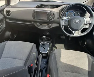 Арендуйте Toyota Yaris 2015 на Кипре. Топливо: Гибрид. Мощность: 54 л.с. ➤ Стоимость от 45 EUR в сутки.