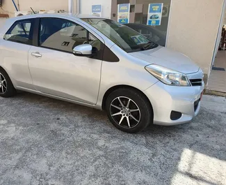 Прокат машины Toyota Yaris №1505 (Механика) в Пафосе, с двигателем 1,0л. Бензин ➤ Напрямую от Лиана на Кипре.