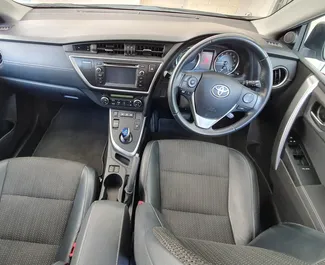 Арендуйте Toyota Auris 2014 на Кипре. Топливо: Гибрид. Мощность: 100 л.с. ➤ Стоимость от 45 EUR в сутки.