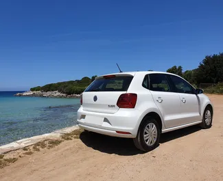 Арендуйте Volkswagen Polo 2018 в Греции. Топливо: Бензин. Мощность: 75 л.с. ➤ Стоимость от 31 EUR в сутки.