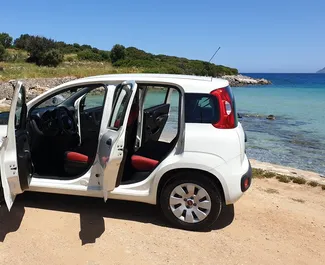 Арендуйте Fiat Panda 2018 в Греции. Топливо: Бензин. Мощность: 69 л.с. ➤ Стоимость от 25 EUR в сутки.