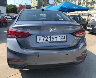 Арендуйте Hyundai Solaris 2018 в России. Топливо: Бензин. Мощность: 123 л.с. ➤ Стоимость от 2400 RUB в сутки.