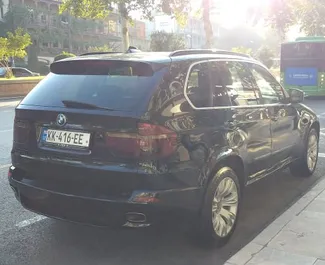 Арендуйте BMW X5 2012 в Грузии. Топливо: Бензин. Мощность: 350 л.с. ➤ Стоимость от 170 GEL в сутки.