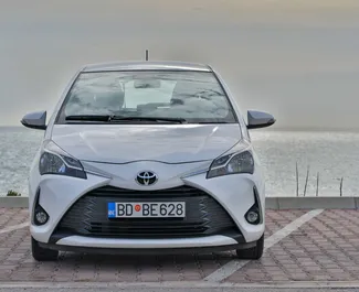 Арендуйте Toyota Yaris 2019 в Черногории. Топливо: Бензин. Мощность: 110 л.с. ➤ Стоимость от 30 EUR в сутки.