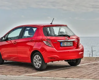 Арендуйте Toyota Yaris 2013 в Черногории. Топливо: Бензин. Мощность: 80 л.с. ➤ Стоимость от 20 EUR в сутки.