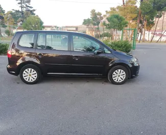 Арендуйте Volkswagen Touran 2015 в Черногории. Топливо: Дизель. Мощность: 110 л.с. ➤ Стоимость от 25 EUR в сутки.