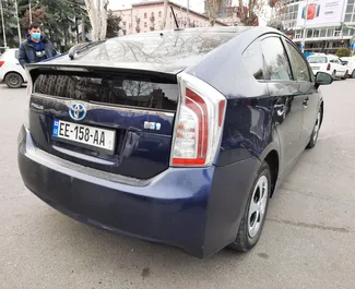 Арендуйте Toyota Prius 2013 в Грузии. Топливо: Гибрид. Мощность: 117 л.с. ➤ Стоимость от 140 GEL в сутки.