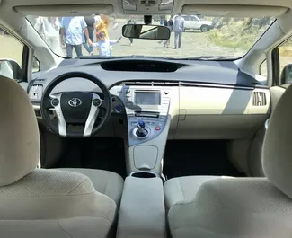 Toyota Prius – автомобиль категории Эконом, Комфорт напрокат в Грузии ✓ Без депозита ✓ Страхование: ОСАГО, Полное КАСКО, Пассажиры, От угона.