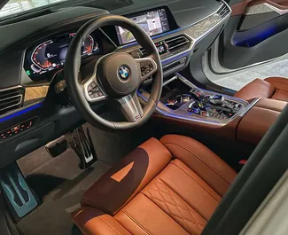 Арендуйте BMW X7 2021 в ОАЭ. Топливо: Бензин. Мощность: 250 л.с. ➤ Стоимость от 1297 AED в сутки.