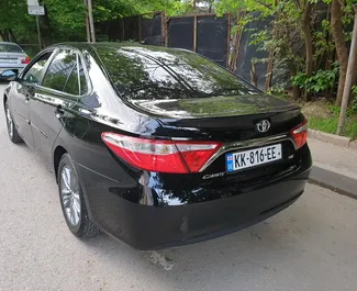 Toyota Camry – автомобиль категории Комфорт, Премиум напрокат в Грузии ✓ Депозит 300 GEL ✓ Страхование: ОСАГО, КАСКО, Пассажиры, От угона.
