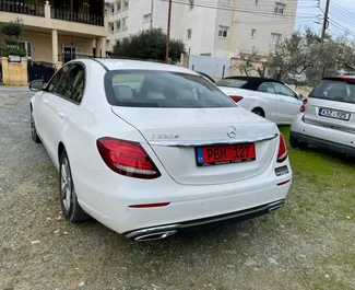 Арендуйте Mercedes-Benz E220 2017 на Кипре. Топливо: Бензин. Мощность: 200 л.с. ➤ Стоимость от 120 EUR в сутки.