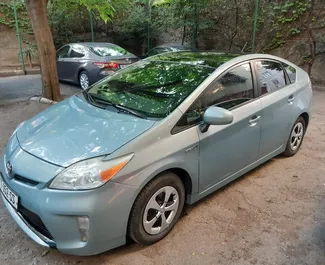 Арендуйте Toyota Prius 2013 в Грузии. Топливо: Гибрид. Мощность: 134 л.с. ➤ Стоимость от 75 GEL в сутки.