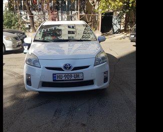 Арендуйте Комфорт Toyota в Тбилиси Грузия