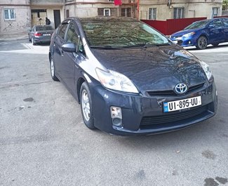 Возьмите Toyota Prius Hybrid автомобиль в Тбилиси аэропорту в  Грузия