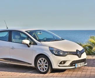 Front view of a rental Renault Clio 4 in Budva, Montenegro ✓ Car #4170. ✓ Automatic TM ✓ 27 reviews.