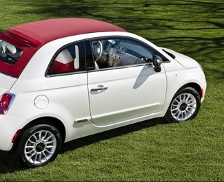 Арендуйте Fiat 500 Cabrio 2021 в Греции. Топливо: Гибрид. Мощность: 70 л.с. ➤ Стоимость от 55 EUR в сутки.