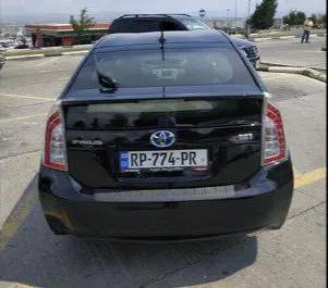 Арендуйте Toyota Prius 2013 в Грузии. Топливо: Гибрид. Мощность: 134 л.с. ➤ Стоимость от 67 GEL в сутки.