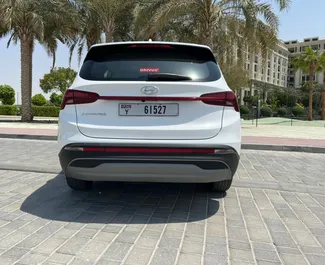 Hyundai Santa Fe 2023 для аренды в Дубае. Лимит пробега 250 км/день.