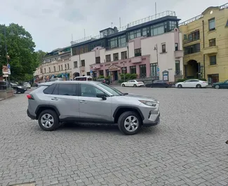Toyota Rav4 2022 для аренды в Тбилиси. Лимит пробега не ограничен.