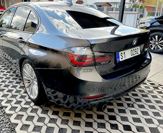 Арендуйте BMW 320i 2016 в Чехии. Топливо: Дизель. Мощность: 184 л.с. ➤ Стоимость от 86 EUR в сутки.