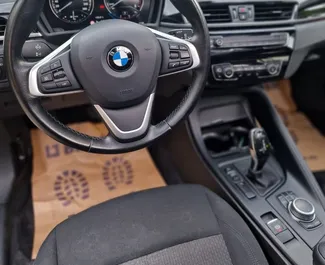 Арендуйте BMW X1 2019 в Черногории. Топливо: Дизель. Мощность: 150 л.с. ➤ Стоимость от 47 EUR в сутки.