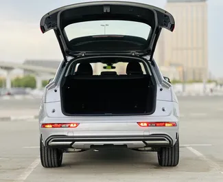 Арендуйте Audi Q5 2023 в ОАЭ. Топливо: Бензин. Мощность: 225 л.с. ➤ Стоимость от 250 AED в сутки.