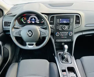 Renault Megane Sedan – автомобиль категории Комфорт напрокат в ОАЭ ✓ Без депозита ✓ Страхование: ОСАГО, Полное КАСКО, Молодой.