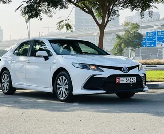 Арендуйте Toyota Camry 2024 в ОАЭ. Топливо: Гибрид. Мощность: 170 л.с. ➤ Стоимость от 125 AED в сутки.