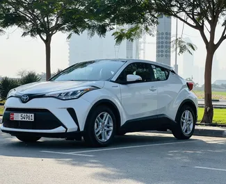 Арендуйте Toyota C-HR Hybrid 2023 в ОАЭ. Топливо: Бензин. Мощность: 160 л.с. ➤ Стоимость от 110 AED в сутки.