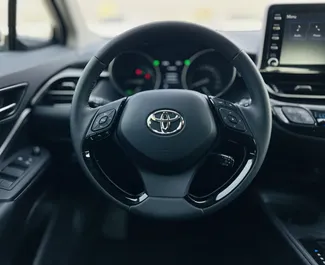 Салон Toyota C-HR Hybrid для аренды в ОАЭ. Отличный 5-местный автомобиль. ✓ Коробка Автомат.