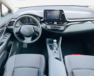 Toyota C-HR Hybrid 2023 – прокат от собственников в Дубае (ОАЭ).