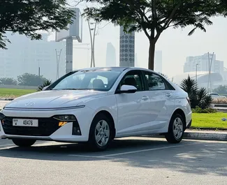 Арендуйте Hyundai Accent 2024 в ОАЭ. Топливо: Бензин. Мощность: 123 л.с. ➤ Стоимость от 85 AED в сутки.