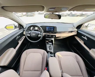 Салон Hyundai Accent для аренды в ОАЭ. Отличный 5-местный автомобиль. ✓ Коробка Автомат.