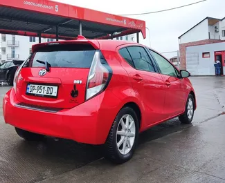 Арендуйте Toyota Prius C 2015 в Грузии. Топливо: Гибрид. Мощность: 75 л.с. ➤ Стоимость от 63 GEL в сутки.
